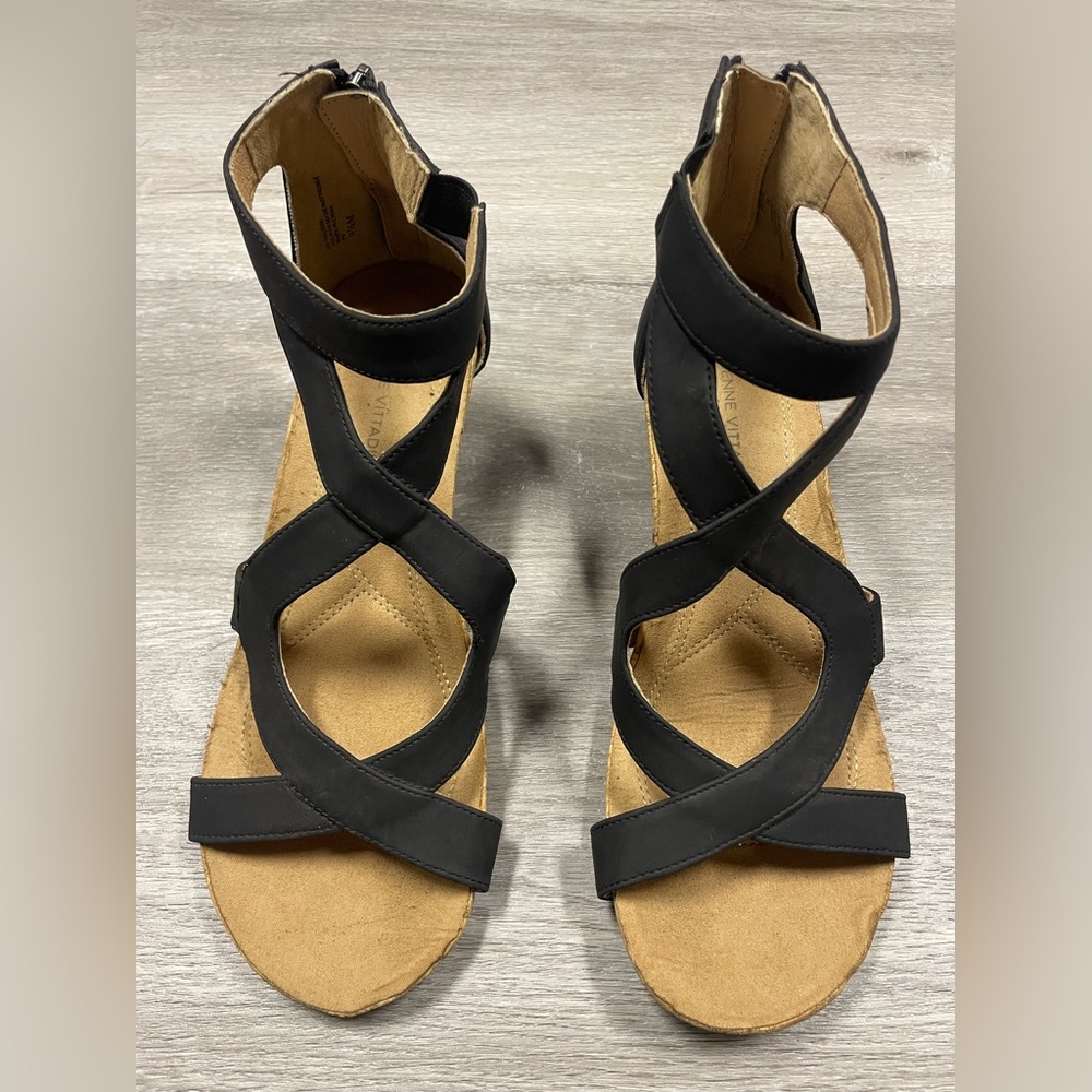 Adrienne Vittadini Trilden wedge sandal in black faux leather Women’s Size 9.5M